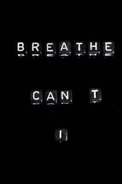 Afro-Amerikan insanlarını desteklemek için siyah arka planda kırmızı metni soluyamam..