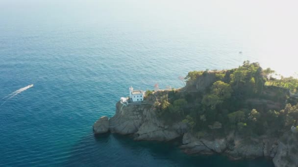 Luchtbeelden van een vuurtoren en de Ligurische Zee in Portofino, Italië — Stockvideo