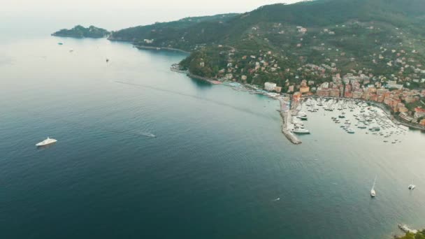 해 가질 무렵 항구, 산악 지대에 정박 한배와 배들이 있는 리구리아 바다의 공중 촬영 물, 이탈리아 포르토 피노 근처에 있는 산타 마르게리타 리 구레 — 비디오