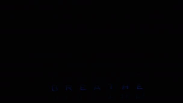 I cant breathe text on a black background and police red blue flasher. BLM in support of African Americans people. — Stock Video