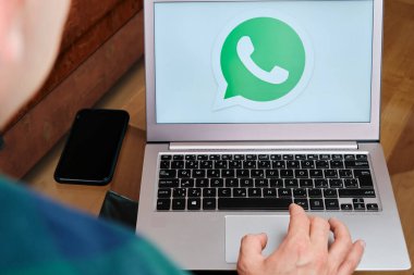 Whatsapp iş görüşmesi için dizüstü bilgisayarda insan tarafından kullanılıyor. Resimli bir editör imajı. San Francisco, ABD, Haziran 2020