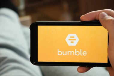Erkek eli akıllı telefondan yapılan hatalı bir uygulama. Randevu ve buluşma için başvuru yapan bir adam. Sosyal ağ konsepti, Temmuz 2020, Prag, Çek Cumhuriyeti.