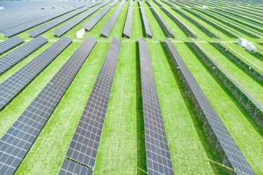 Yeşil, çevre dostu, yenilenebilir enerji üretimi için güneş panelleri. Güneş enerjisi istasyonunun hava görüntüsü. Fotovoltaik güç tedarik sistemleri.