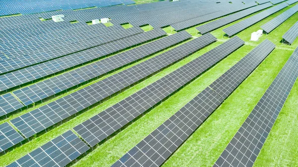 Paneles solares para la producción de energía verde, ecológica, renovable. Vista aérea de la central solar. Sistemas de alimentación fotovoltaica . — Foto de Stock