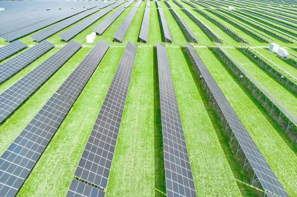 Paneles solares para la producción de energía verde, ecológica, renovable. Vista aérea de la central solar. Sistemas de alimentación fotovoltaica . — Foto de Stock