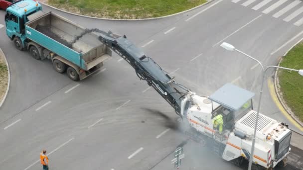 Kaltfräsmaschine beim Beladen des LKW mit zerkleinertem Asphalt. Reparatur des Straßenkonzepts, Juli 2020, Prag, Tschechische Republik. — Stockvideo