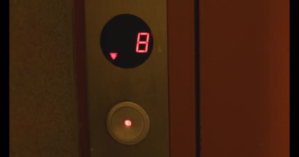 Winda schodzi z 10 piętra na parter. Zmiana numerów w windzie na tablicy wyników — Wideo stockowe