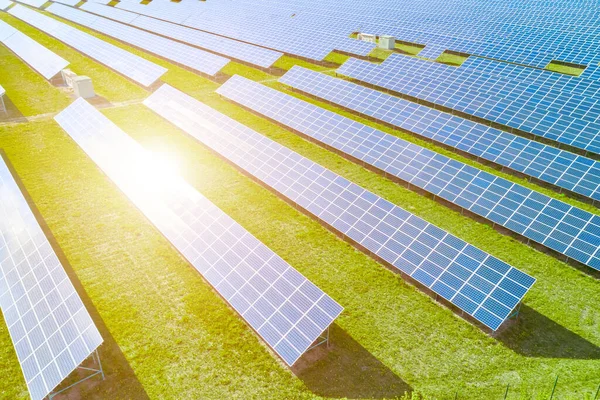 Vista aérea de la central solar. Campo de paneles fotovoltaicos para la producción de energía renovable. Reflejo de la luz solar en los paneles . — Foto de Stock