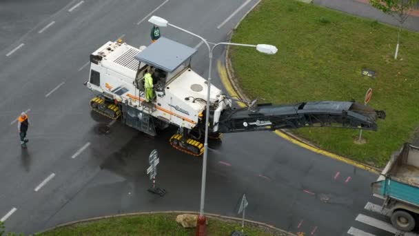 Un camión volquete que se mueve a la fresadora en frío para quitar el pavimento de asfalto durante la reparación de carreteras, julio de 2020, Praga, República Checa . — Vídeos de Stock