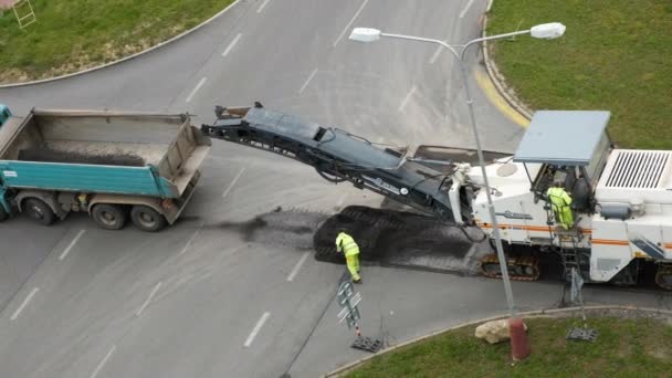 Fresadora en frío eliminando asfalto y pavimentos de hormigón de la carretera en la calle. Reparación del concepto de carretera, julio 2020, Praga, República Checa — Vídeos de Stock