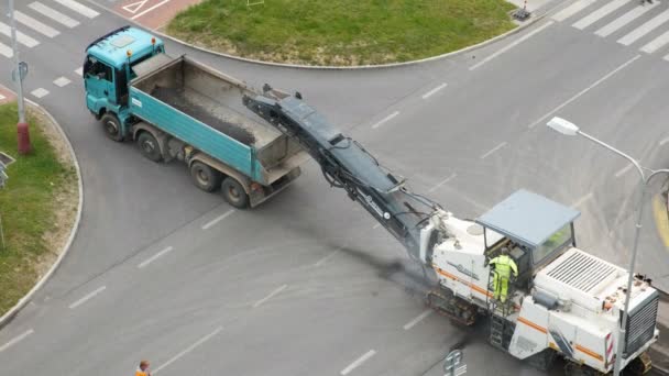 Extracción y molienda de asfalto y pavimentos de hormigón por fresadora en frío durante la reparación de la carretera, julio 2020, Praga, República Checa . — Vídeo de stock