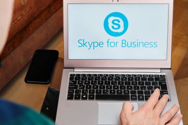 İş için Skype, insan tarafından dizüstü bilgisayarda iş görüşmesi için kullanılıyor. Resimli bir editör imajı. San Francisco, ABD, Haziran 2020