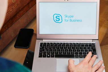 İş için Skype, insan tarafından dizüstü bilgisayarda iş görüşmesi için kullanılıyor. Resimli bir editör imajı. San Francisco, ABD, Haziran 2020
