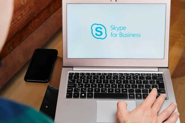 A Skype for business-t üzleti megbeszélésre használják laptopon, ember által. Egy illusztratív szerkesztői kép. San Francisco, Egyesült Államok, 2020. június — Stock Fotó