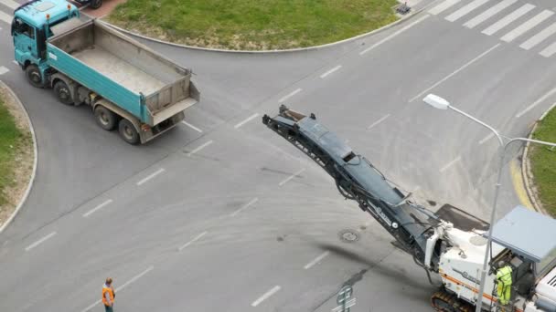 Entfernen und Schleifen von Asphalt und Betonpflaster mit einer Kaltfräsmaschine während der Reparatur der Straße, Juli 2020, Prag, Tschechische Republik. — Stockvideo