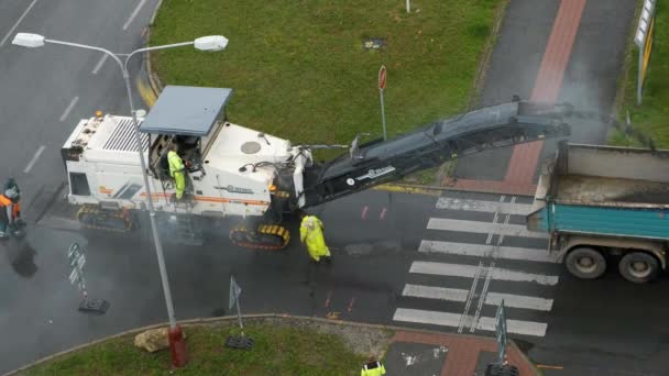 Kallvalsning maskin avlägsnande asfalt och betong trottoarer från vägen på gatan. Reparation av vägkonceptet, juli 2020, Prag, Tjeckien — Stockvideo