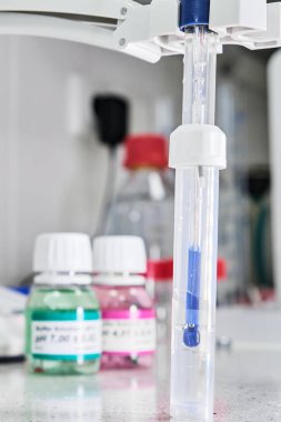 Alkaliteyi ölçmek için cam elektrot ve arka planda kalibrasyon çözeltisi olan asitlik ölçer. Analitik veya elektro kimya laboratuvarı