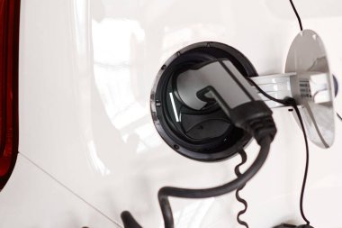 Bir kamu veya ev şarj istasyonunda elektrikli araba için güç kaynağı. Aracın bataryasını şarj ediyorum. Sıfır emisyon arabası.