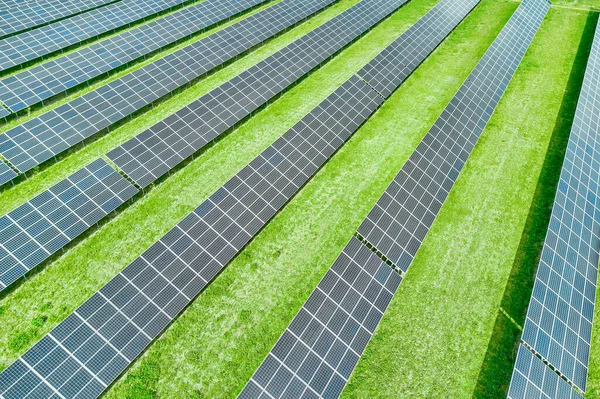 Paneles solares para la producción de energía verde, ecológica, renovable. Vista aérea de la central solar. Sistemas de alimentación fotovoltaica . — Foto de Stock