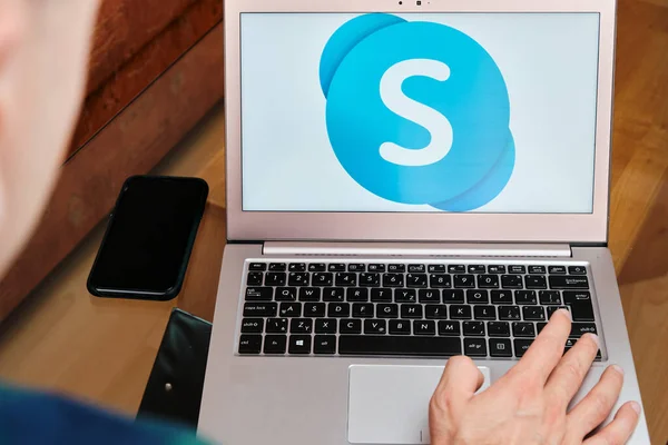 A Skype-ot üzleti megbeszélésre használják laptopon, ember által. Egy illusztratív szerkesztői kép. San Francisco, Egyesült Államok, 2020. június. — Stock Fotó