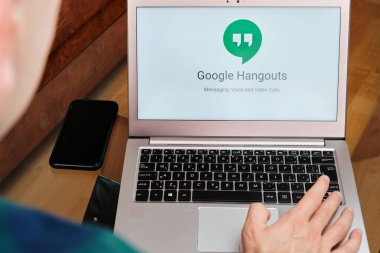 Google Hangouts insan tarafından dizüstü bilgisayardaki iş görüşmeleri için kullanılır. Resimli bir editör imajı. San Francisco, ABD, Haziran 2020.