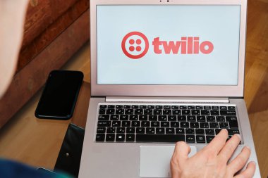 Twilio iş toplantılarında insan tarafından dizüstü bilgisayarda kullanılıyor. Resimli bir editör imajı. San Francisco, ABD, Haziran 2020.