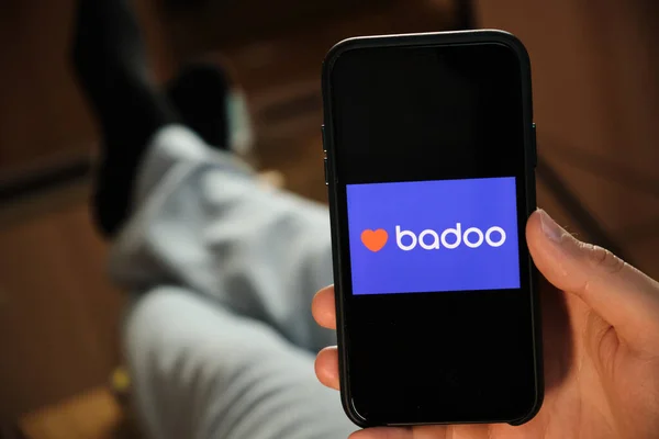 Badoo-Anwendung auf dem Smartphone in der Hand. Mensch legt und verwendet Anwendung für Dating und Treffen. Soziales Netzwerkkonzept, Juli 2020, Prag, Tschechien. — Stockfoto