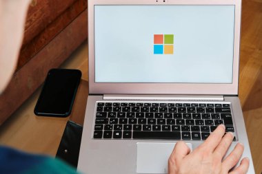 Microsoft iş toplantısı için insan tarafından dizüstü bilgisayarda kullanılıyor. Resimli bir editör imajı. San Francisco, ABD, Haziran 2020.