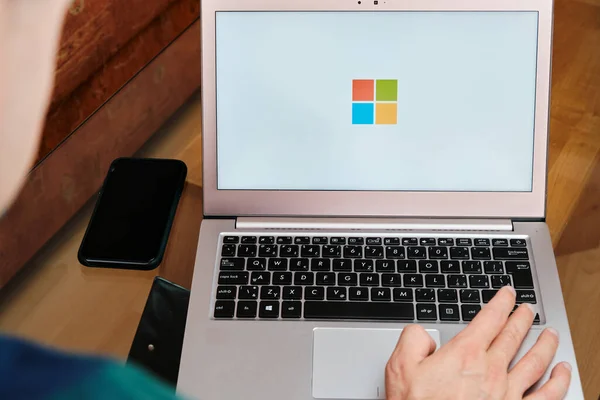 Microsoft viene utilizzato per riunioni di lavoro su laptop da uomo. Un'immagine editoriale illustrativa. San Francisco, Stati Uniti, giugno 2020. — Foto Stock