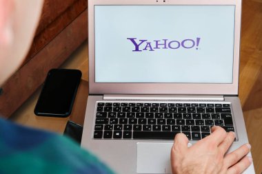 Yahoo iş toplantılarında insanlar tarafından dizüstü bilgisayarda kullanılıyor. Resimli bir editör imajı. San Francisco, ABD, Haziran 2020.
