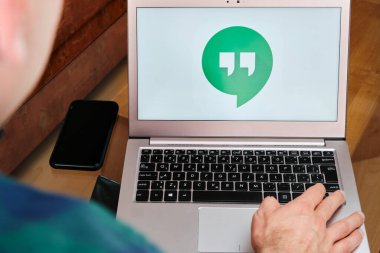 Google Hangouts insan tarafından dizüstü bilgisayardaki iş görüşmeleri için kullanılır. Resimli bir editör imajı. San Francisco, ABD, Haziran 2020.