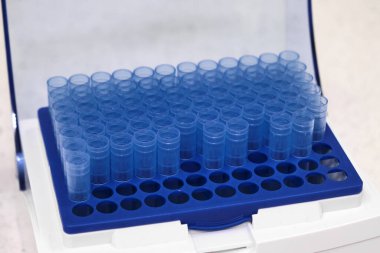 Kutudaki bir mililitrelik mavi pipet uçları. Kimyasal Laboratuvar. 