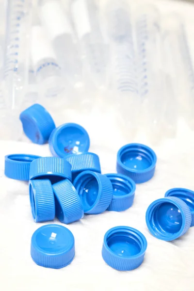 Tubi centrifugati usati con tappi blu per la raccolta e la preparazione del campione. Analisi biochimica o analitica. Rifiuti di plastica in laboratorio — Foto Stock