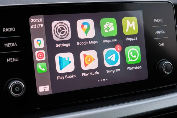 Apple CarPlay écran dans le tableau de bord de la voiture menu principal. Entertainment in the automobile, août 2020, San Francisco, États-Unis — Photo