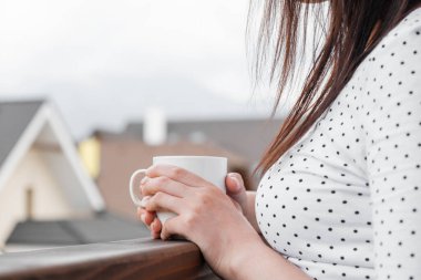 Kadınların elini kapayın, balkonda kahve ya da çay ile birlikte beyaz bir fincanla dağların ve villaların muhteşem manzaralı çatılarını tutun.