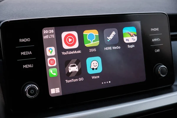 Apple CarPlay écran dans le tableau de bord de la voiture. Youtube music, Waze, 2GIS, Here WeGo, Sygic, TomTom Go logo on the screen in the automobile, août 2020, San Francisco, USA — Photo
