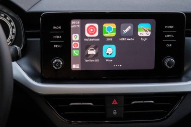 Araba panelinde Apple CarPlay ekranı. Youtube müzik, Waze, 2GIS, Here WeGo, Sygic, TomTom Go otomobilin ekranında, Ağustos 2020, San Francisco, ABD 