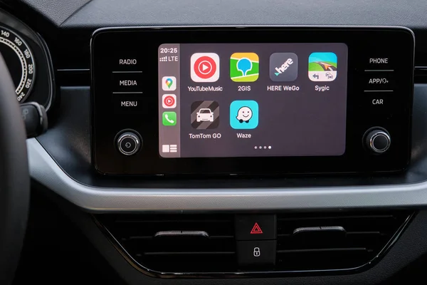 Tela do Apple CarPlay no painel do carro. Youtube music, Waze, 2GIS, Here WeGo, Sygic, TomTom Go logo na tela do automóvel, agosto de 2020, San Francisco, EUA — Fotografia de Stock