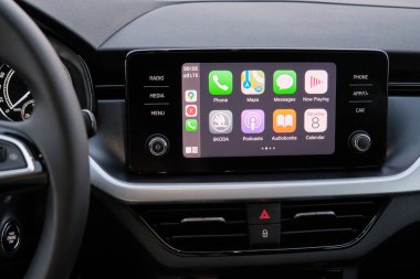 Ana menüde Apple CarPlay ekranı var. Otomobildeki eğlence, Ağustos 2020, San Francisco, ABD 