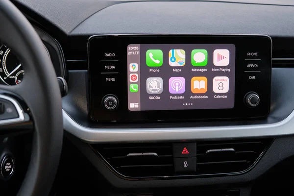 Apple CarPlay écran dans le tableau de bord de la voiture menu principal. Entertainment in the automobile, août 2020, San Francisco, États-Unis — Photo