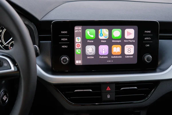 Ana menüde Apple CarPlay ekranı var. Otomobildeki eğlence, Ağustos 2020, San Francisco, ABD 