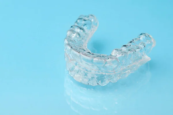 Κοντινό μέχρι αόρατο aligners στο μπλε φόντο με αντίγραφο χώρου. Πλαστικά στηρίγματα οδοντιατρική δοχεία για να ισιώσει τα δόντια. — Φωτογραφία Αρχείου