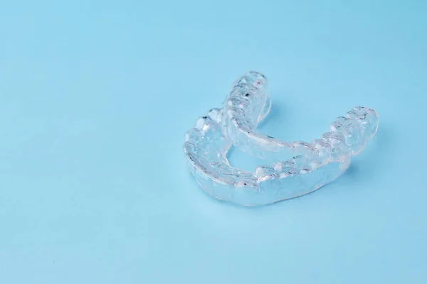 Κοντινό Μέχρι Αόρατο Aligners Στο Μπλε Φόντο Αντίγραφο Χώρου Πλαστικά — Φωτογραφία Αρχείου