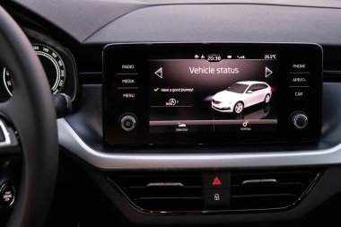 Araç durumu, araç gösterge panelinde. Otomobillerdeki modern teknoloji elektronik, Eylül 2020, Prag, Çek Cumhuriyeti
