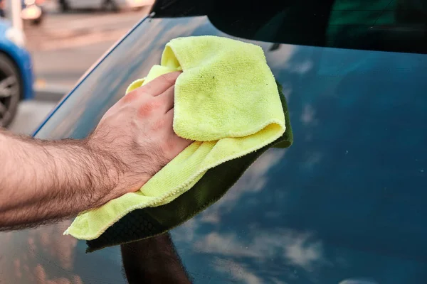 Fechar Homens Mão Polimento Limpeza Pára Brisa Traseiro Automóvel Azul — Fotografia de Stock