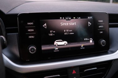Araç gösterge panelinde bilgi vermeye başladığından beri. Skoda otomobil elektroniğindeki modern teknoloji, Eylül 2020, Prag, Çek Cumhuriyeti