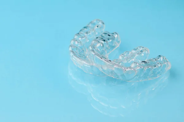 Αφαιρούμενα Δόντια Aligners Στο Μπλε Φόντο Χώρο Αντίγραφο Ορθοδοντική Θεραπεία — Φωτογραφία Αρχείου