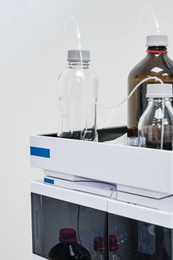 Kimyasal veya ilaç laboratuarında organik bileşiklerin ayrılması için HPLC sistemindeki mobil faz çözücüleri. 