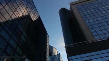 Bir iş merkezinin üzerinde uçan bulutların zamanı