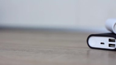 Masada yatan beyaz ve siyah güç bankalarının gösterimi